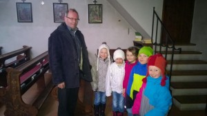 2015-02-24 Kirche besichtigen mit dem Pfarrer (1).JPG
