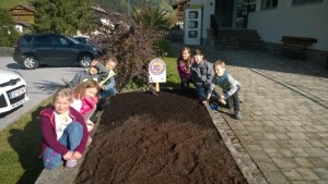 2015-10-20 Naturparkstunde - Krokuszwiebel setzen - Lesen in Naturbuechern (11).JPG