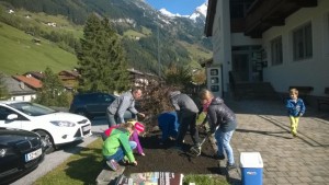 2015-10-20 Naturparkstunde - Krokuszwiebel setzen - Lesen in Naturbuechern (4).JPG