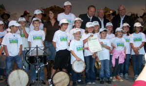 Dekret Gruppenbild lachen.JPG