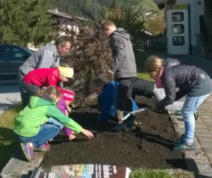 2015-10-20 Naturparkstunde - Krokuszwiebel setzen - Lesen in Naturbuechern (5).JPG